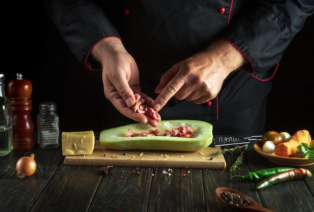 Ręce przygotowujące danie